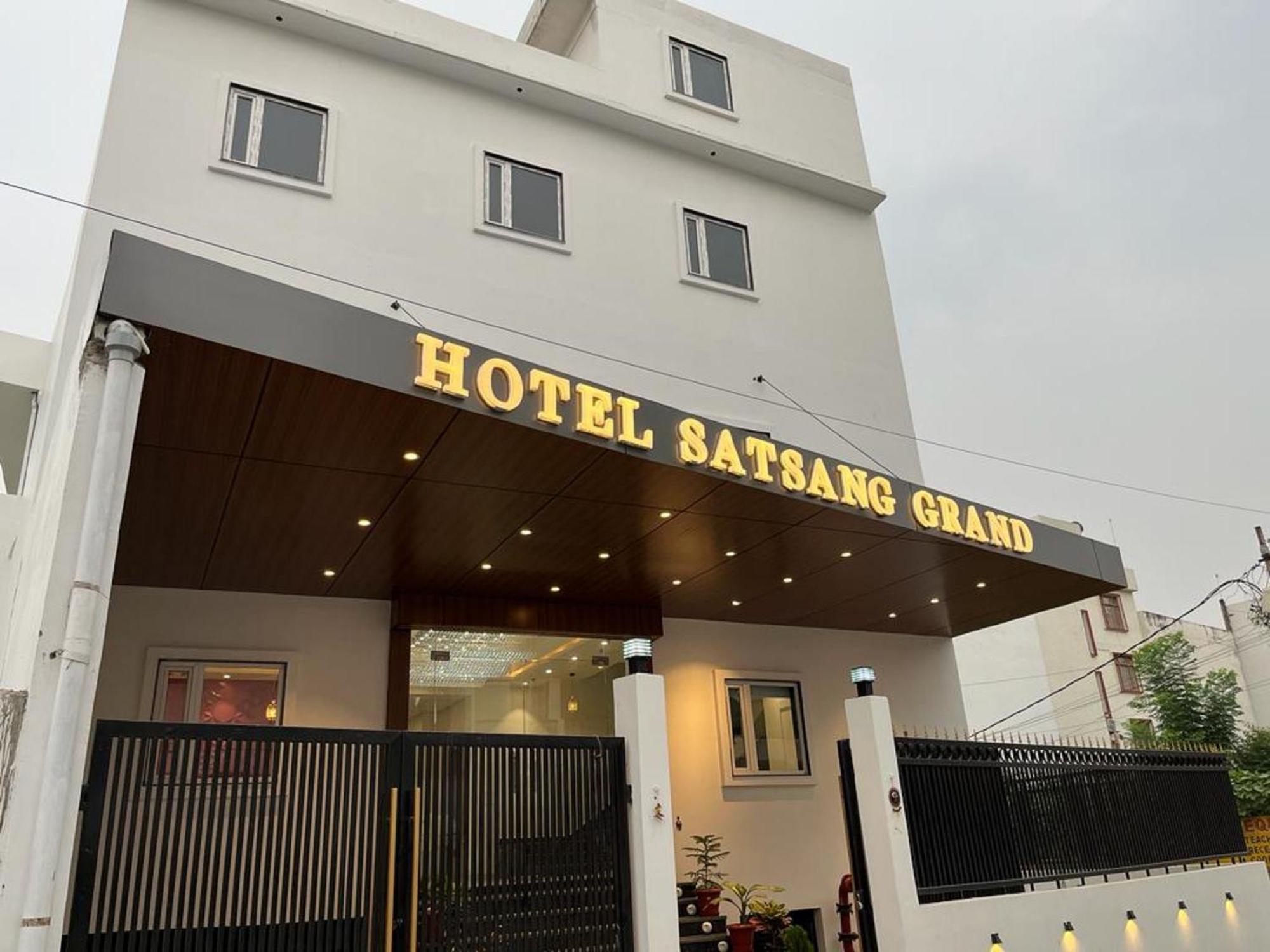 Hotel Satsang Grand, Varanasi